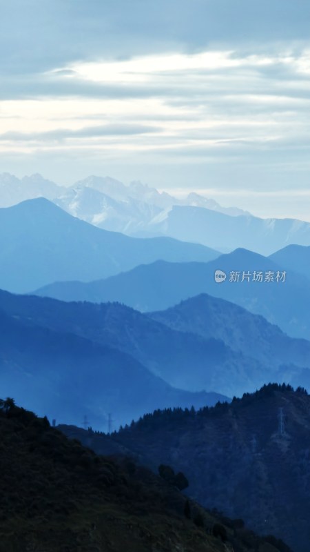 山间云雾缭绕的山脉风景