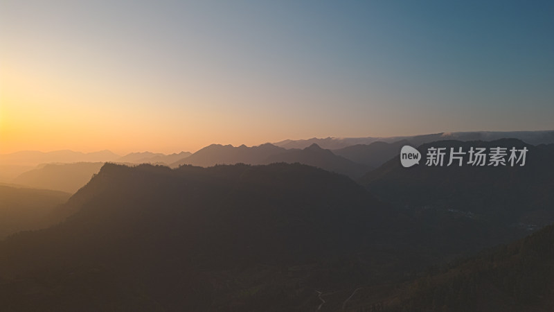 夕阳西下山峦倒影风景