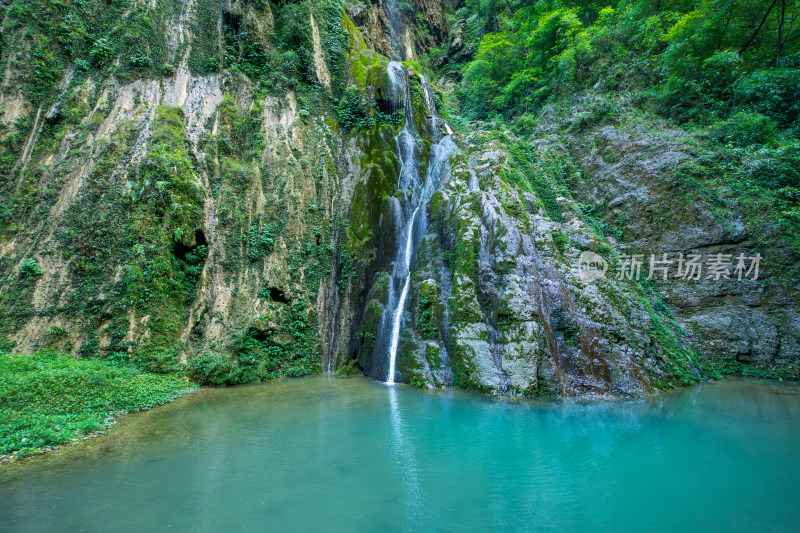 重庆黑山谷的瀑布水流景观