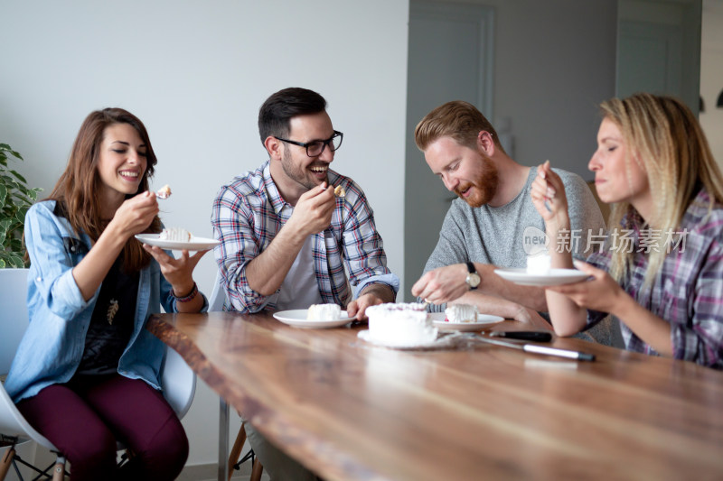 朋友聚会一起吃蛋糕