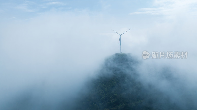 阳光下桂林高山上的云海和风力发电风车