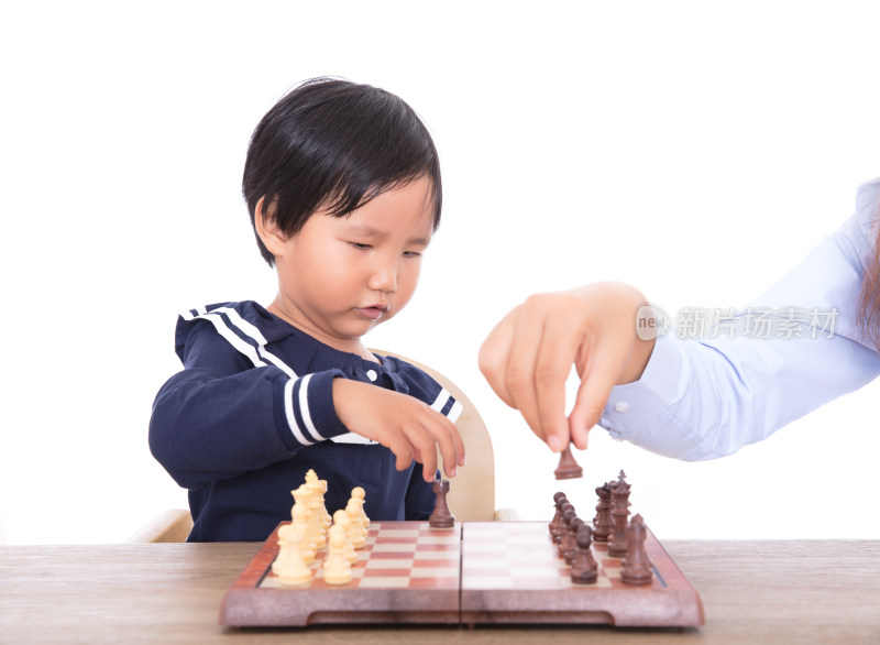 中国儿童在老师的辅导下学习国际象棋