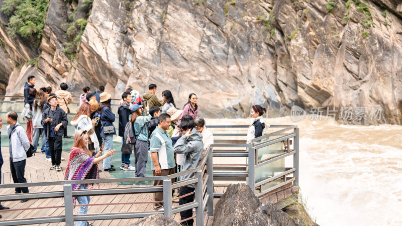 云南香格里拉虎跳峡景区及游客