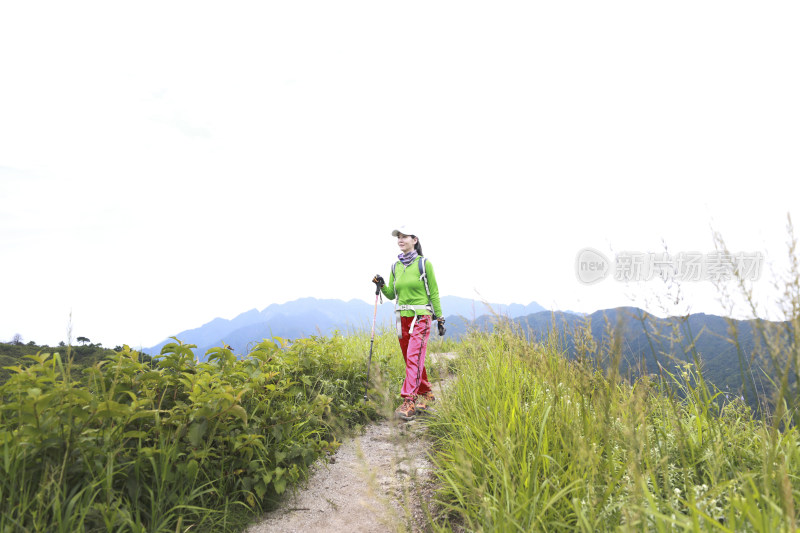 山间草地与层叠山脉风景  武功山 徒步