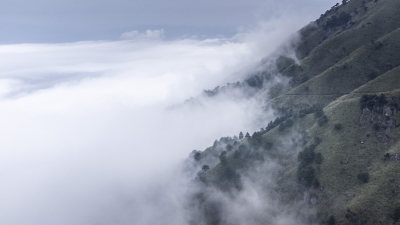 武功山云雾缭绕的山间壮观云海自然景观