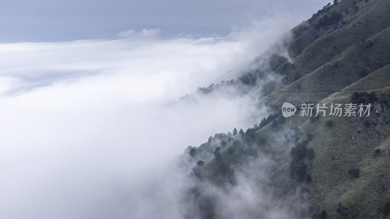 武功山云雾缭绕的山间壮观云海自然景观