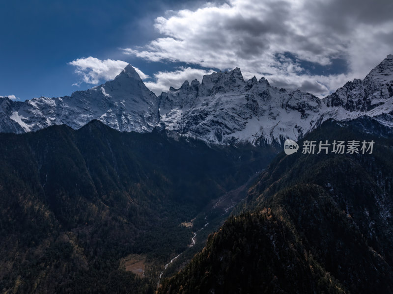 云南香格里拉雨崩村梅里雪山秋色高空航拍