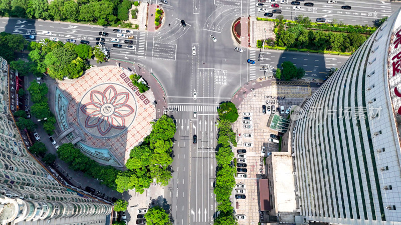 俯拍城市十字交叉路口交通车辆行驶