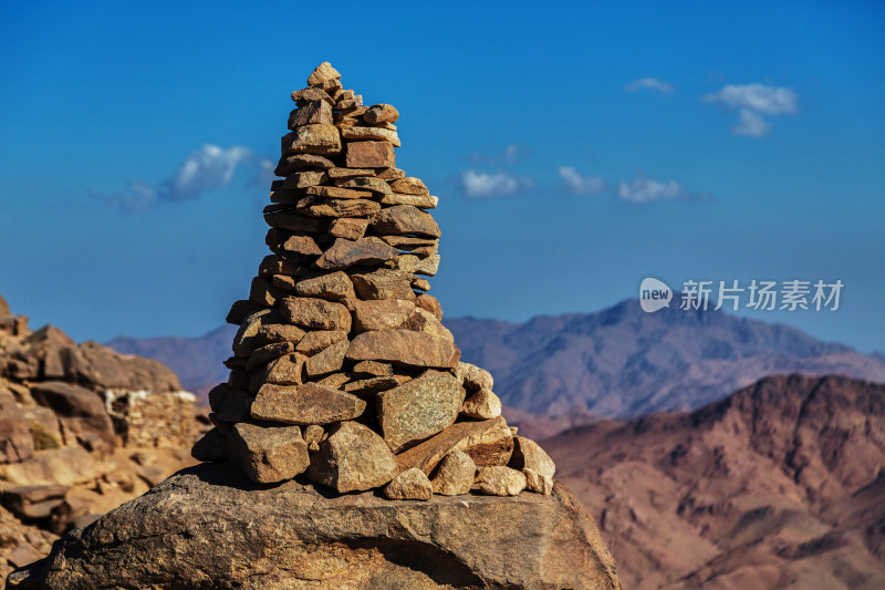 光影变幻下的西奈山