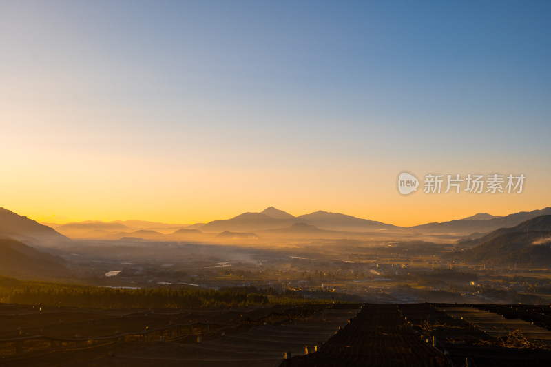 日出时分的山间小镇远景