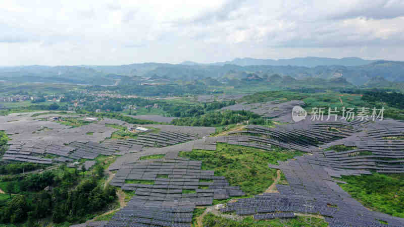 山区山地太阳能光伏板光伏发电绿色能源航拍