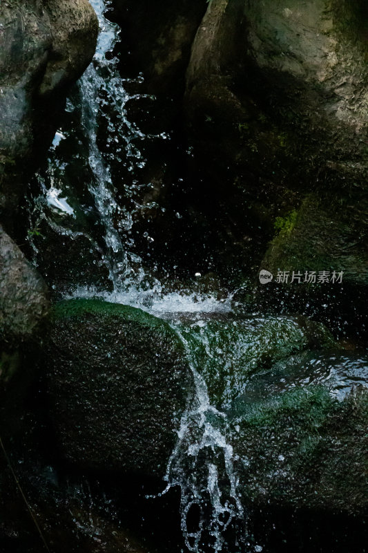 山间岩石上的溪流景象