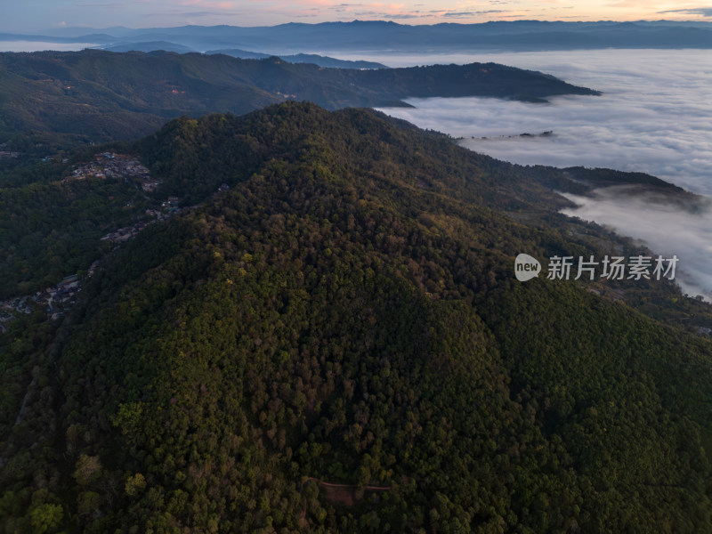 云海中的山峦航拍壮丽自然景观