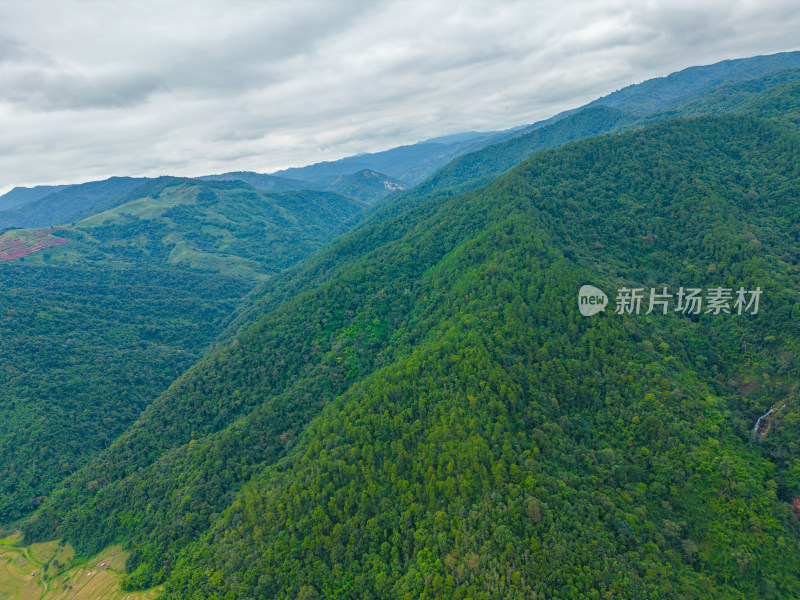 航拍郊外的山脉自然风光