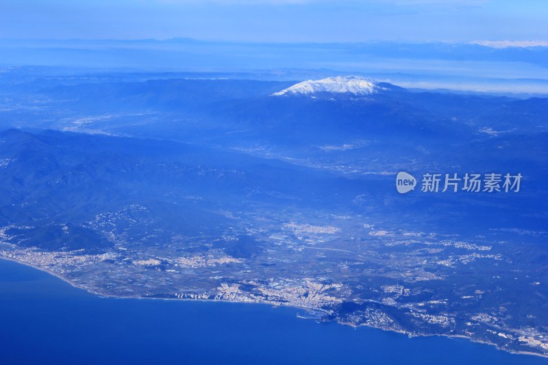 航拍宏伟的雪山