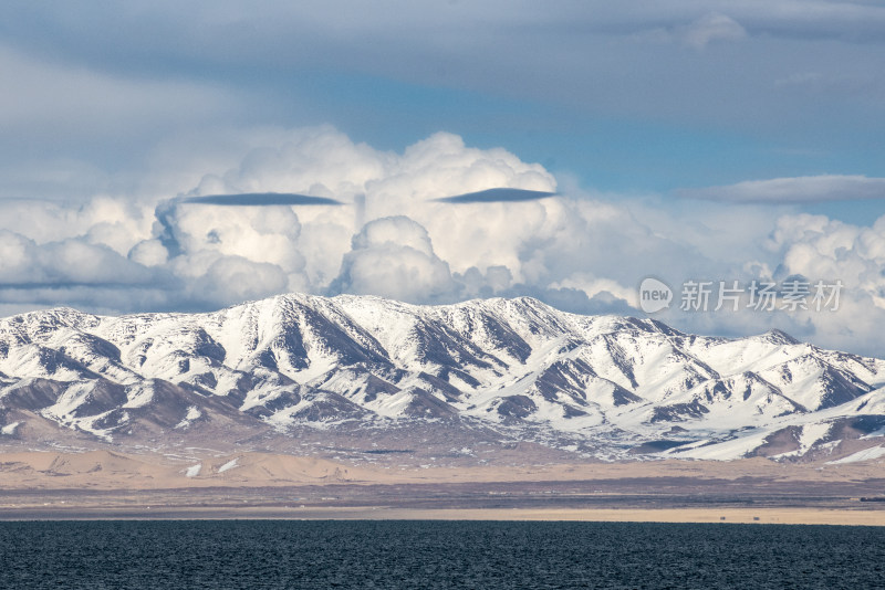 青海湖边的雪山蓝天 (2)