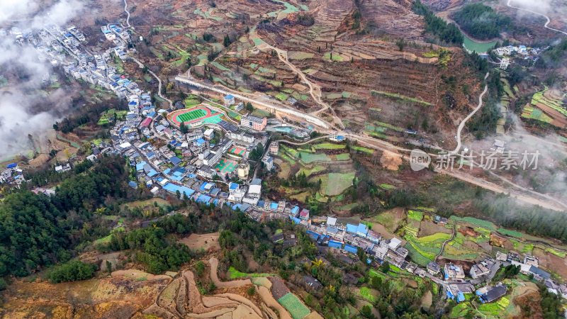 重庆酉阳：雾气中的山村田园