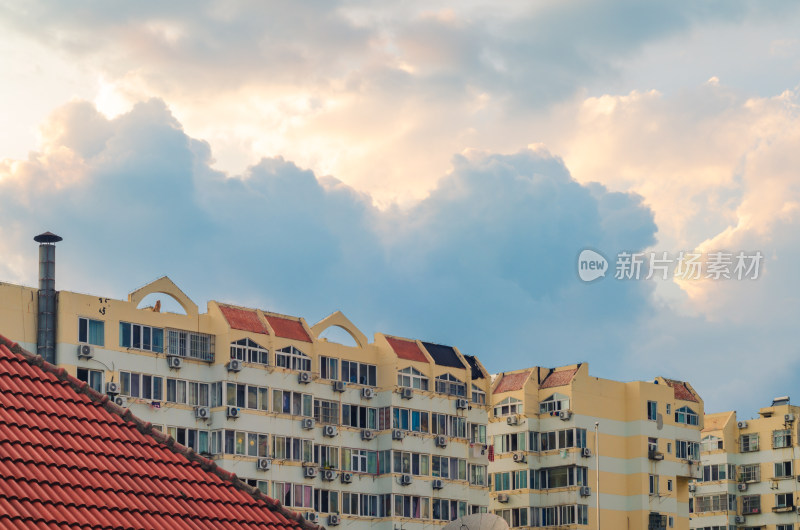 青岛四方区，夕阳下的老房子屋顶