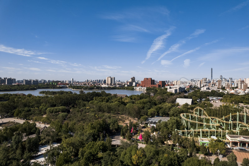 天津天塔湖景区水上公园游乐场城市风光