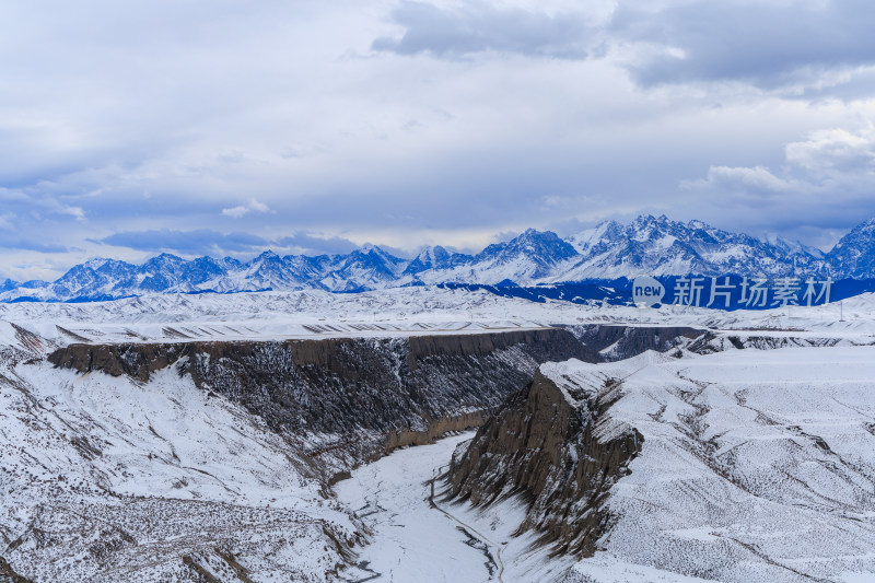 航拍新疆冬季安集海大峡谷雪景雪山山脉河流