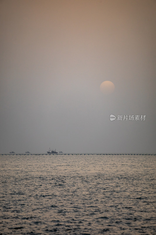 山东日照灯塔景区海上雾色日出景观