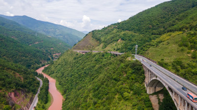 云南大理高山峡谷间的穿山高速公路