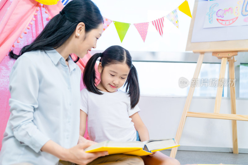 小女孩和妈妈一起看书