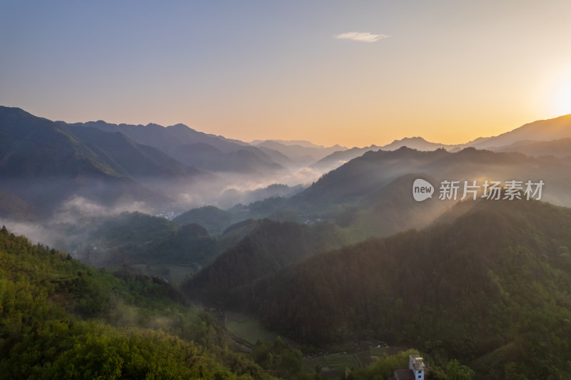 山间晨景日出云雾缭绕