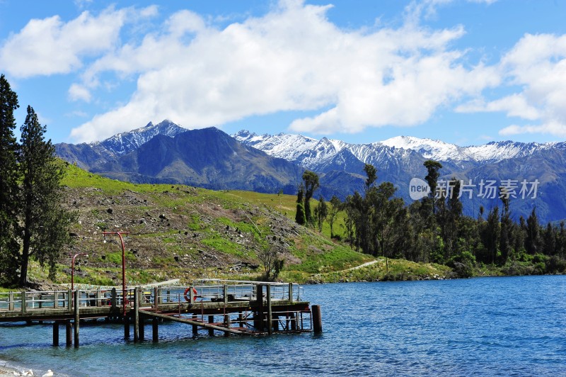 新西兰湖畔雪山自然风光
