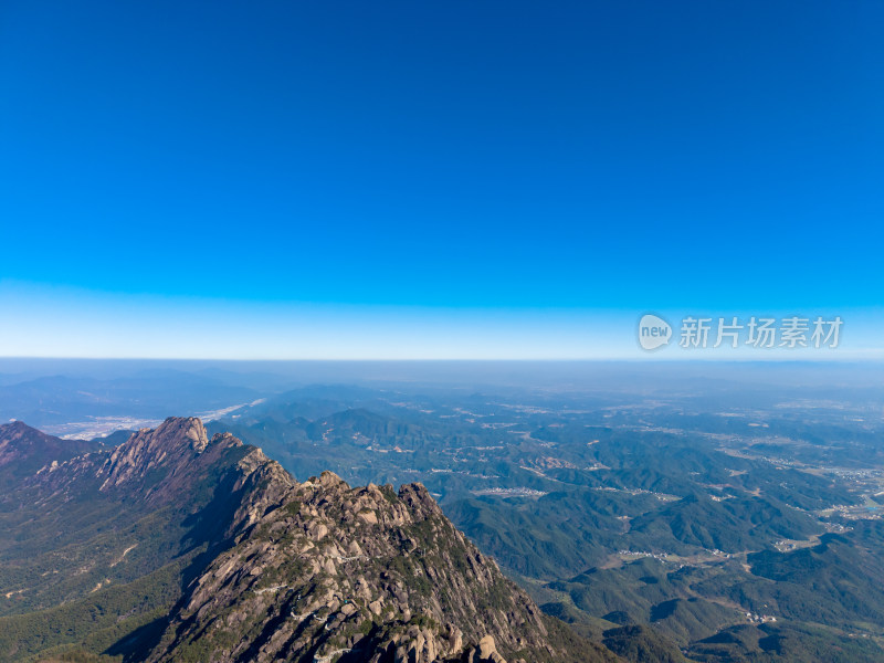 险峻陡峭山峰航拍图