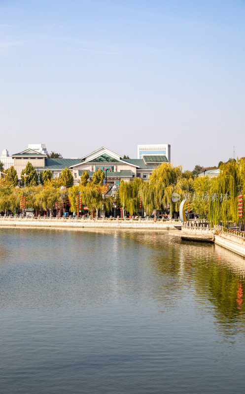 济宁老运河越河河道桥梁城市建筑倒影景观