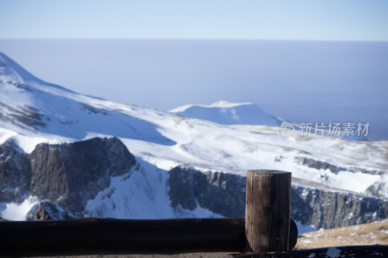 冬季长白山积雪山峰