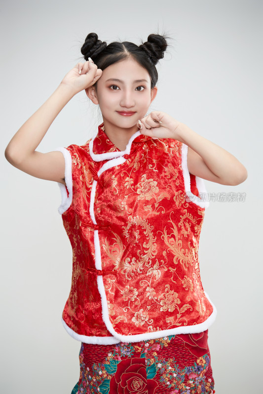 白色背景下身穿喜庆传统服饰的亚洲可爱少女