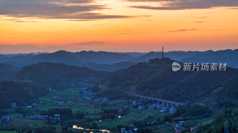 夕阳下四川德阳苍山镇丘陵地区的乡村农田