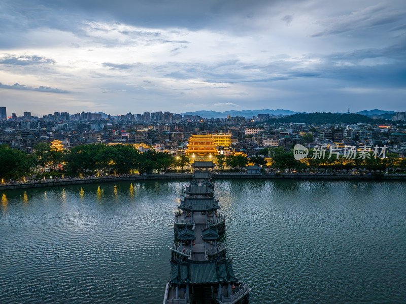 航拍夏季夜晚潮州广济楼与广济桥夜景风光