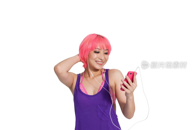 棚拍年轻女人戴耳机听音乐跳舞