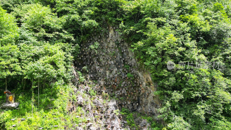 航拍湖北神农架官门山景区悬崖蜂箱