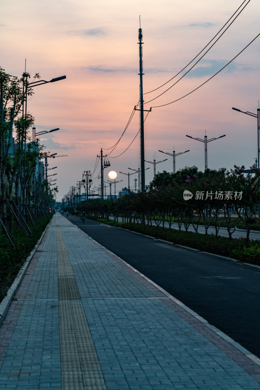 黄昏夕阳城市街道