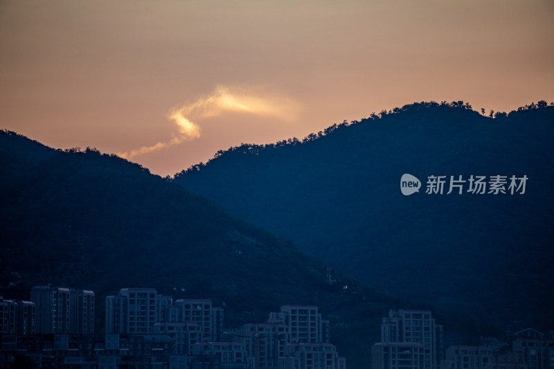 黄昏夕阳青岛小麦岛公园自然风光与城市景观