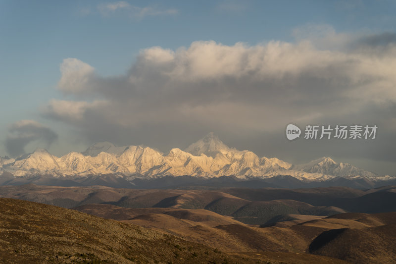 辽阔高原上的壮丽贡嘎雪山远景