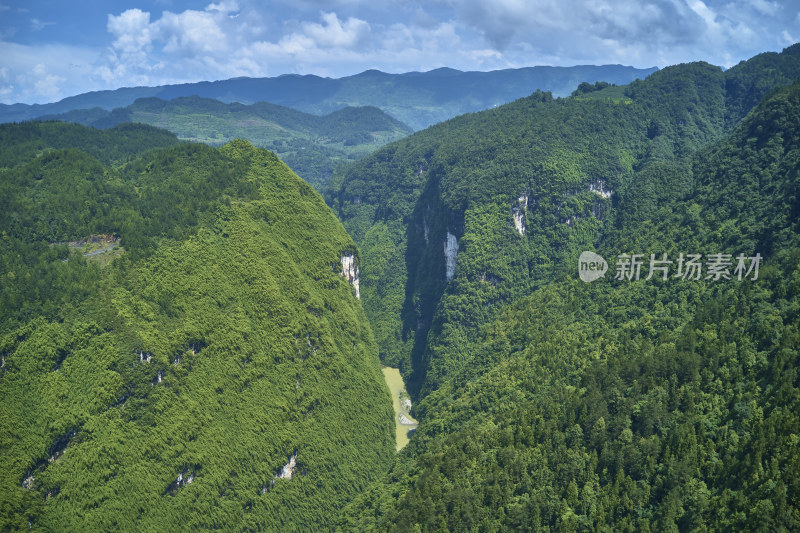 细长陡峭的峡谷