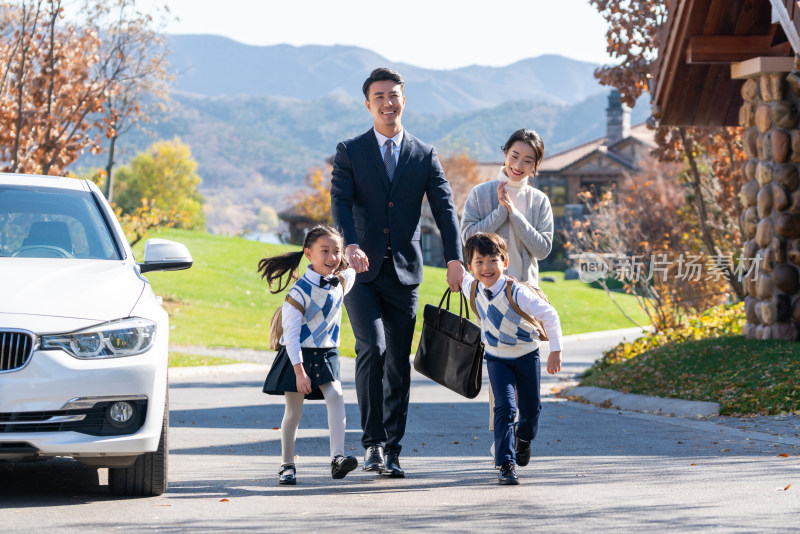 年轻夫妻送孩子去上学