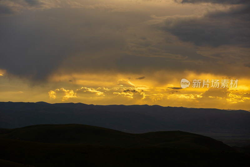 山峰日落时天空映衬的剪影景观