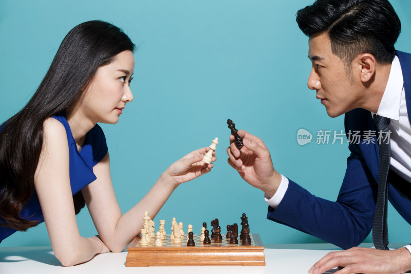 青年商务男女下象棋