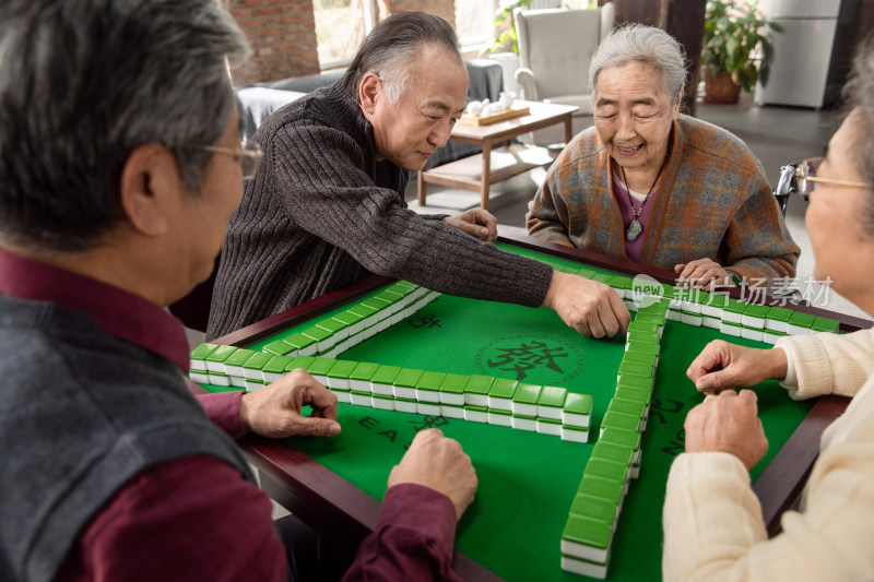 幸福的老年人打麻将