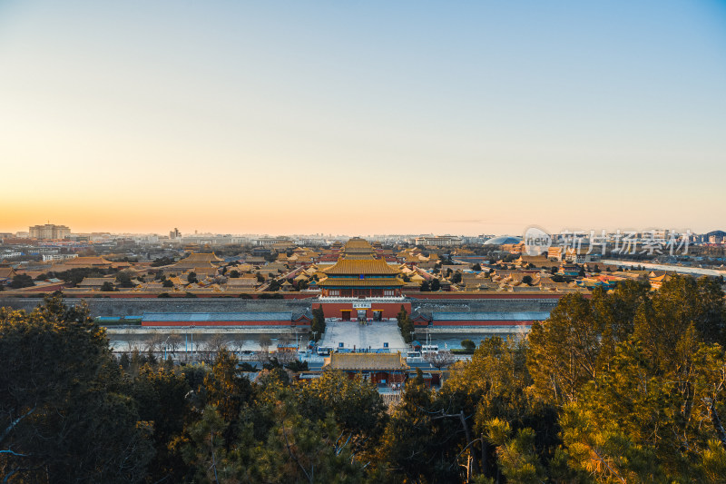 在景山眺望北京故宫全景日出风光