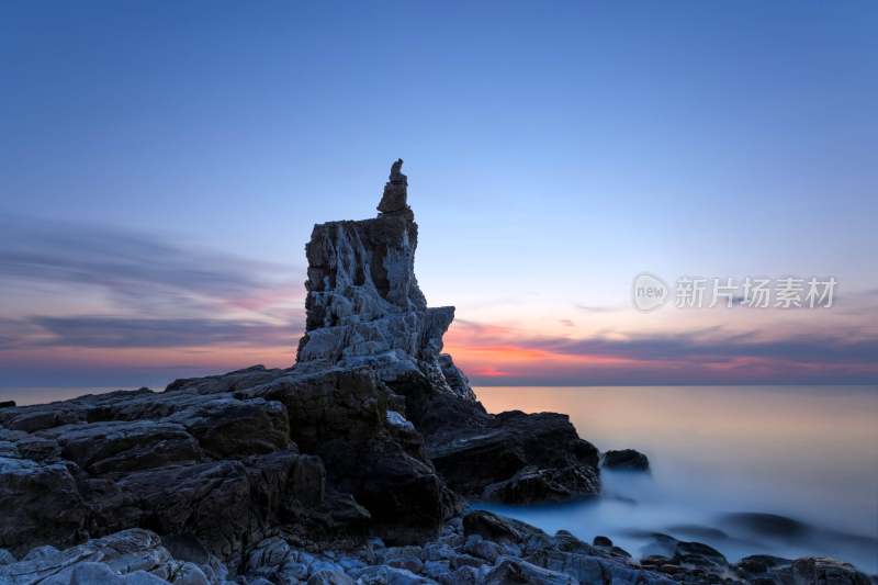 海边礁石日出美景