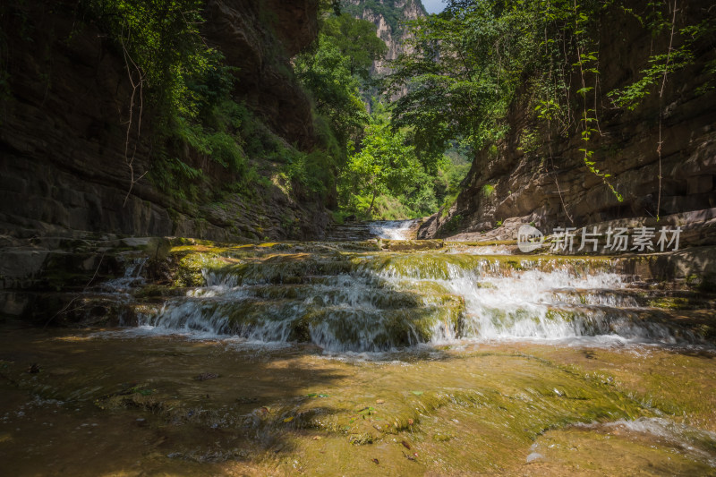 山间溪流瀑布自然风景