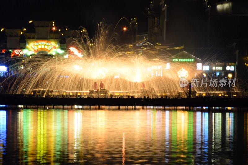 长沙铜官窑夜间湖边打铁花景观