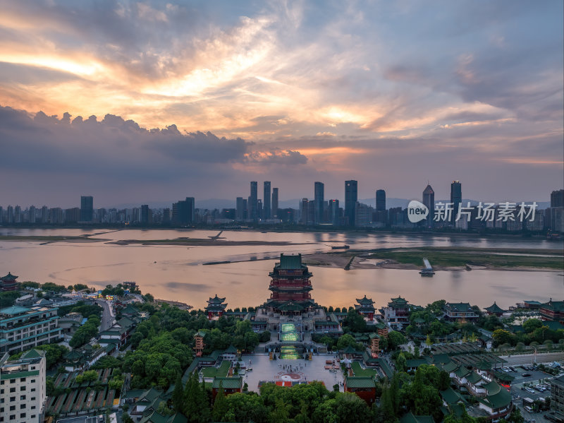 江西南昌滕王阁赣江双子塔日落蓝调夜景航拍